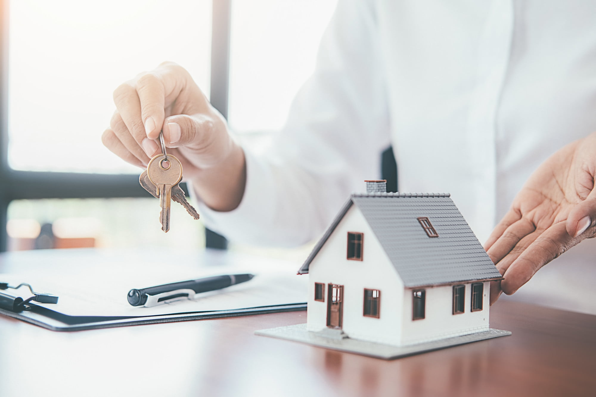 What does a real estate advisor do, and how can they help you with investments? Read this guide to learn about these services and their benefits.