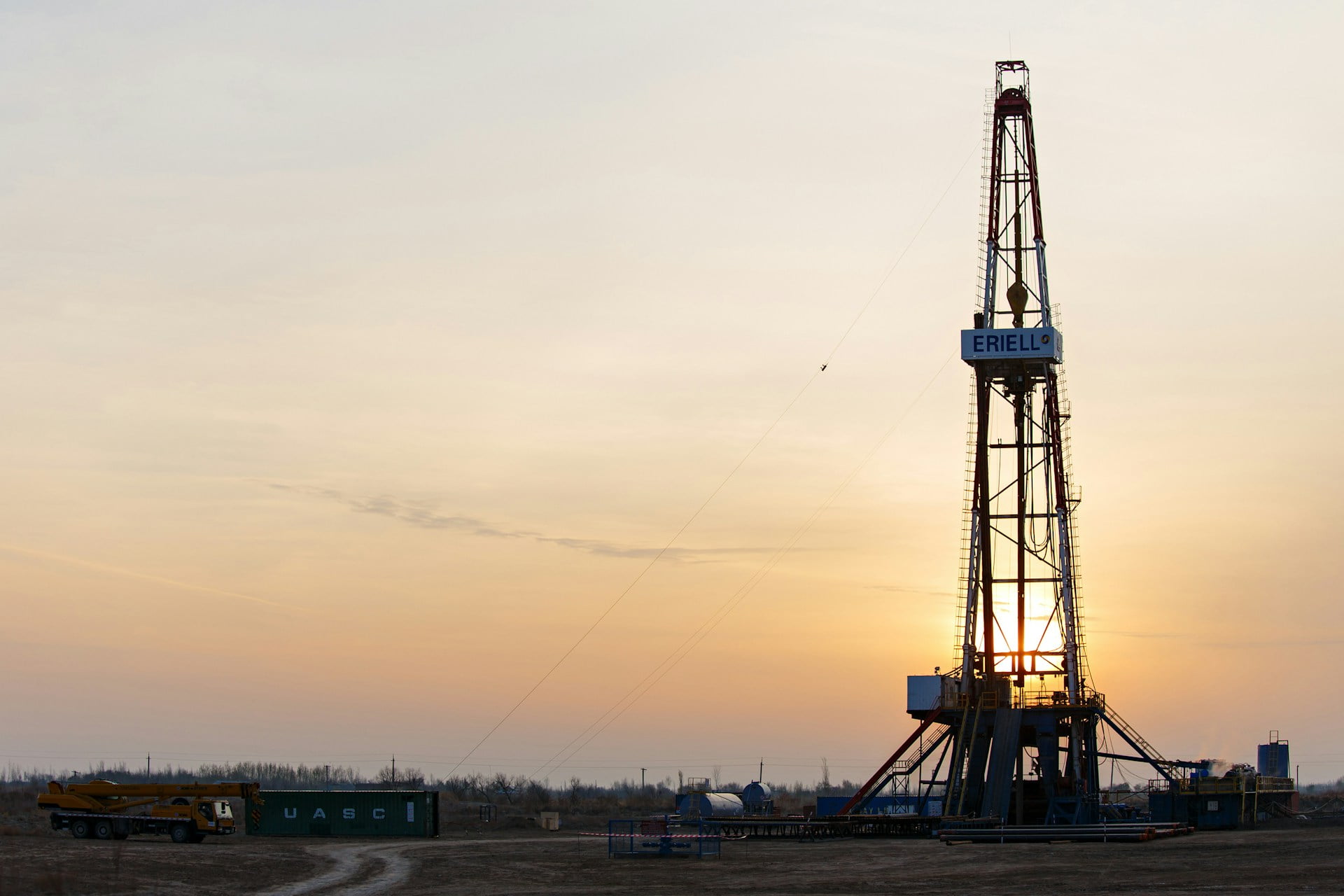 Key Benefits of Streamlining Gas and Oil Well Operations with Cost-Effective Crane Solutions